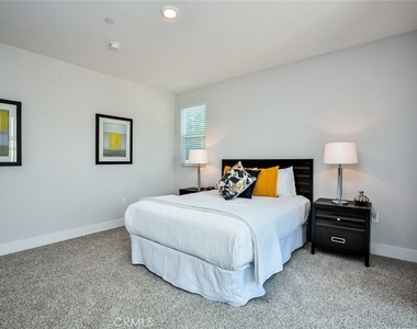 10718 Acama Street - Photo Thumbnail 16