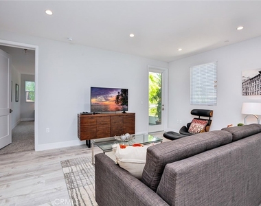 10718 Acama Street - Photo Thumbnail 11