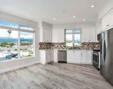 10718 Acama Street - Photo Thumbnail 5
