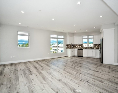 10718 Acama Street - Photo Thumbnail 6