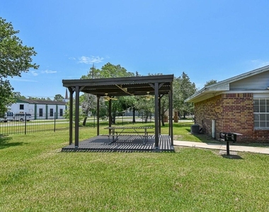 1800 Avenue H - Photo Thumbnail 5