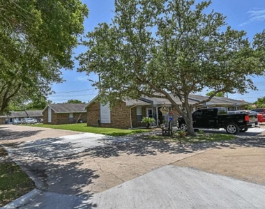 1800 Avenue H - Photo Thumbnail 3