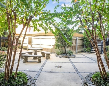 2216 Chenevert Street - Photo Thumbnail 20
