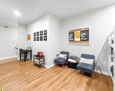 2216 Chenevert Street - Photo Thumbnail 10