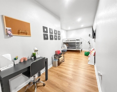 2216 Chenevert Street - Photo Thumbnail 11