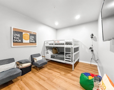 2216 Chenevert Street - Photo Thumbnail 12