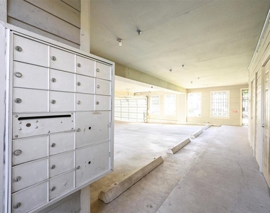 2216 Chenevert Street - Photo Thumbnail 21