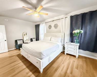 2216 Chenevert Street - Photo Thumbnail 17