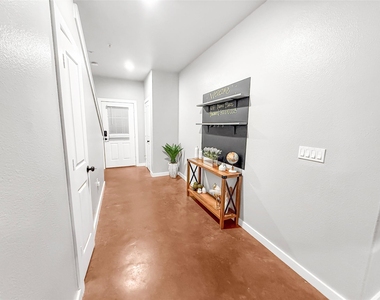 2216 Chenevert Street - Photo Thumbnail 8