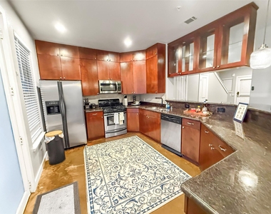 2216 Chenevert Street - Photo Thumbnail 6