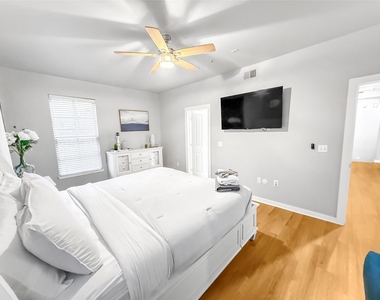 2216 Chenevert Street - Photo Thumbnail 16