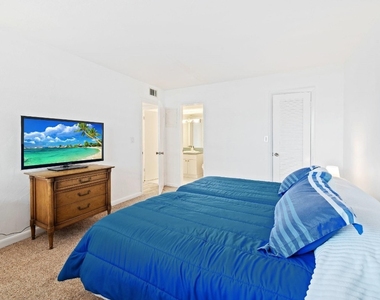 1050 Hillsboro Mile - Photo Thumbnail 22