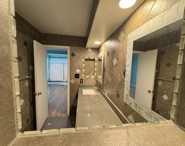 2736 Silver Creek Drive - Photo Thumbnail 25