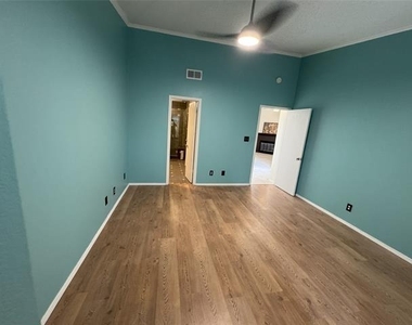 2736 Silver Creek Drive - Photo Thumbnail 18