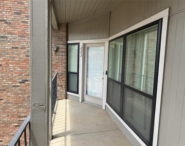 2736 Silver Creek Drive - Photo Thumbnail 3