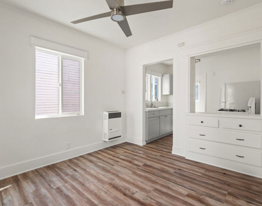 932 1/2 California Avenue - Photo Thumbnail 2