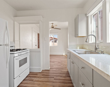 932 1/2 California Avenue - Photo Thumbnail 3