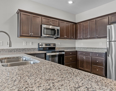 170 Grove Circle - Photo Thumbnail 6