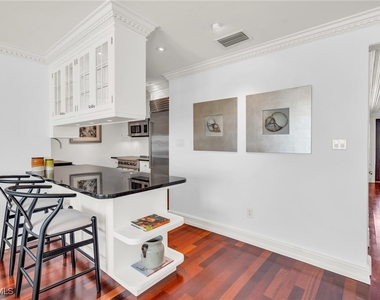 271 Broad Avenue S - Photo Thumbnail 4