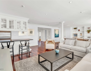 271 Broad Avenue S - Photo Thumbnail 2