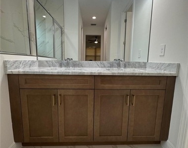 2167 Della Drive - Photo Thumbnail 8