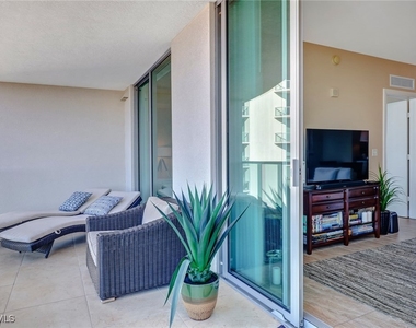 3000 Oasis Grand Boulevard - Photo Thumbnail 4