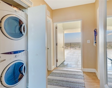 3000 Oasis Grand Boulevard - Photo Thumbnail 20