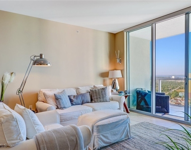 3000 Oasis Grand Boulevard - Photo Thumbnail 2