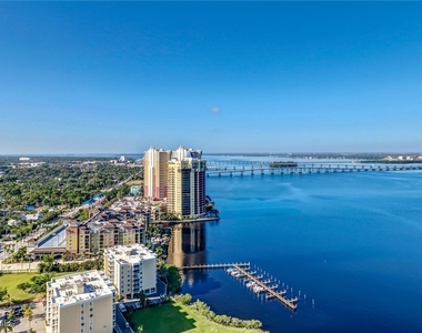 3000 Oasis Grand Boulevard - Photo Thumbnail 6