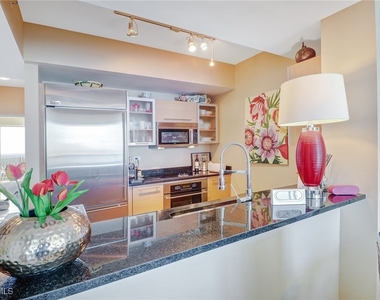 3000 Oasis Grand Boulevard - Photo Thumbnail 9