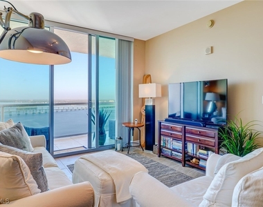 3000 Oasis Grand Boulevard - Photo Thumbnail 1
