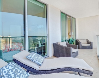 3000 Oasis Grand Boulevard - Photo Thumbnail 3