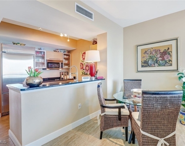 3000 Oasis Grand Boulevard - Photo Thumbnail 7