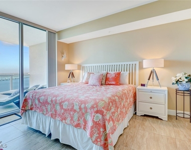 3000 Oasis Grand Boulevard - Photo Thumbnail 13