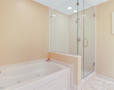 3000 Oasis Grand Boulevard - Photo Thumbnail 15