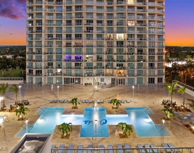 3000 Oasis Grand Boulevard - Photo Thumbnail 27