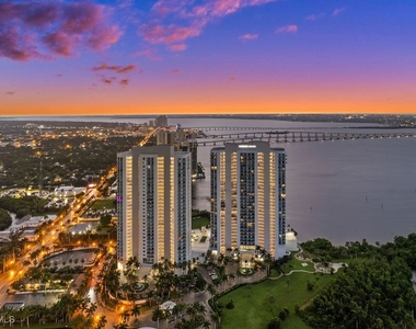 3000 Oasis Grand Boulevard - Photo Thumbnail 25