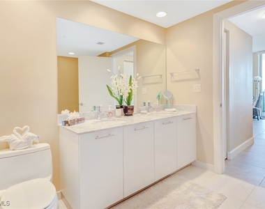 3000 Oasis Grand Boulevard - Photo Thumbnail 16