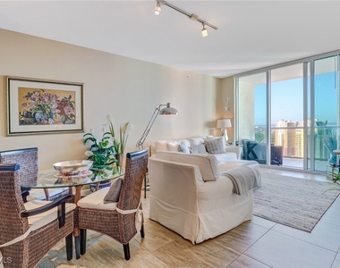 3000 Oasis Grand Boulevard - Photo Thumbnail 5