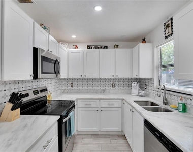 4731 W Montgomery Avenue - Photo Thumbnail 11