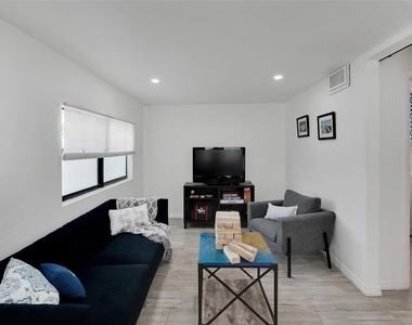 4731 W Montgomery Avenue - Photo Thumbnail 4