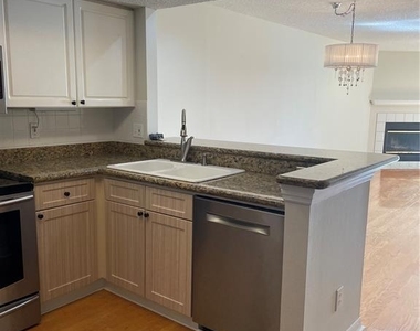 323 Madeira Circle - Photo Thumbnail 7