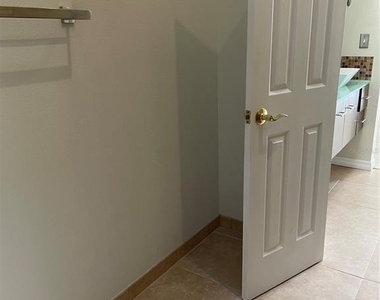 323 Madeira Circle - Photo Thumbnail 23