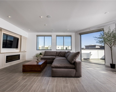 2210 Newport Boulevard - Photo Thumbnail 2