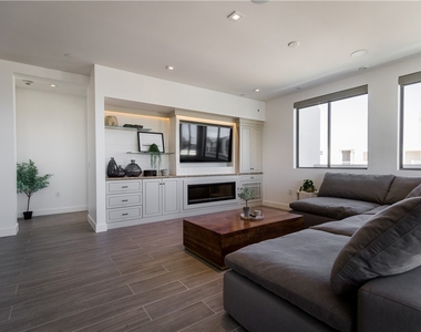 2210 Newport Boulevard - Photo Thumbnail 3