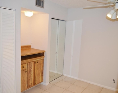 5220 Las Verdes Circle - Photo Thumbnail 10