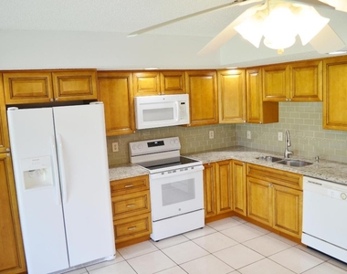 5220 Las Verdes Circle - Photo Thumbnail 3