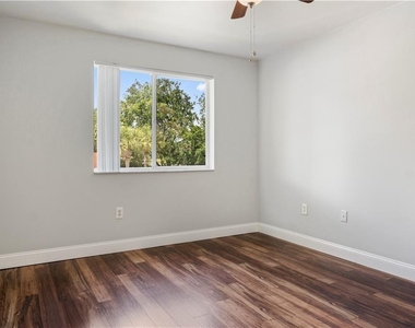 1610 N 42nd Circle - Photo Thumbnail 7