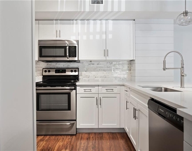 1610 N 42nd Circle - Photo Thumbnail 9