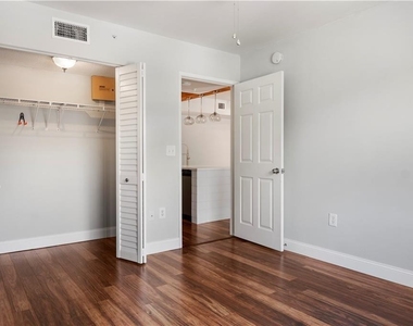 1610 N 42nd Circle - Photo Thumbnail 8